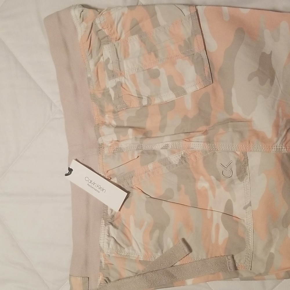 Women's Calvin Klein  Fatigue Shorts; Khaki Peach and Beige; Size Large - Picture 8 of 11